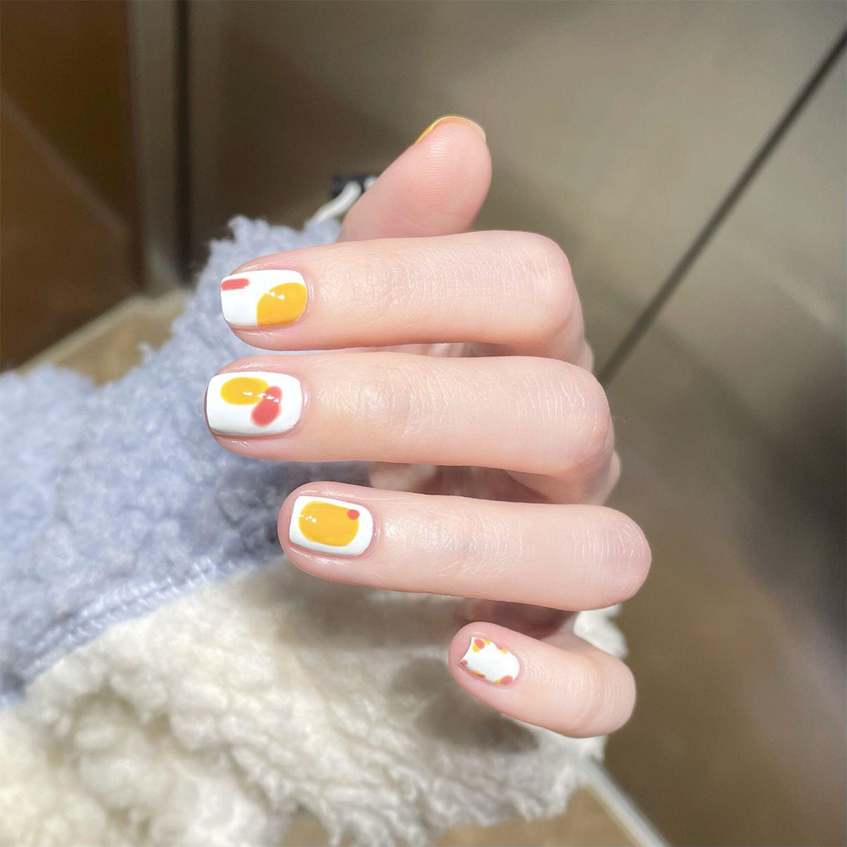 Kunstvolle Nagelkunst mit bunten Akzenten Brehn