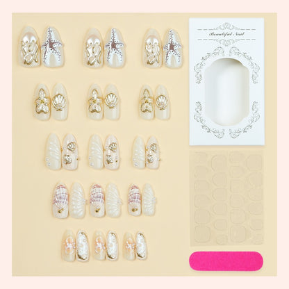luxuriöses Kunstnagelset mit maritimen Designs und goldenen Akzenten Brehn