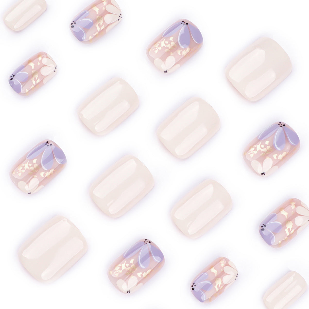 Kunstvolle Nagelgestaltung mit floralen Details Brehn