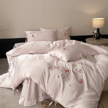 Satin-Bettwäschegarnitur mit floraler Stickerei, Schleifenbändern und seidiger Oberfläche