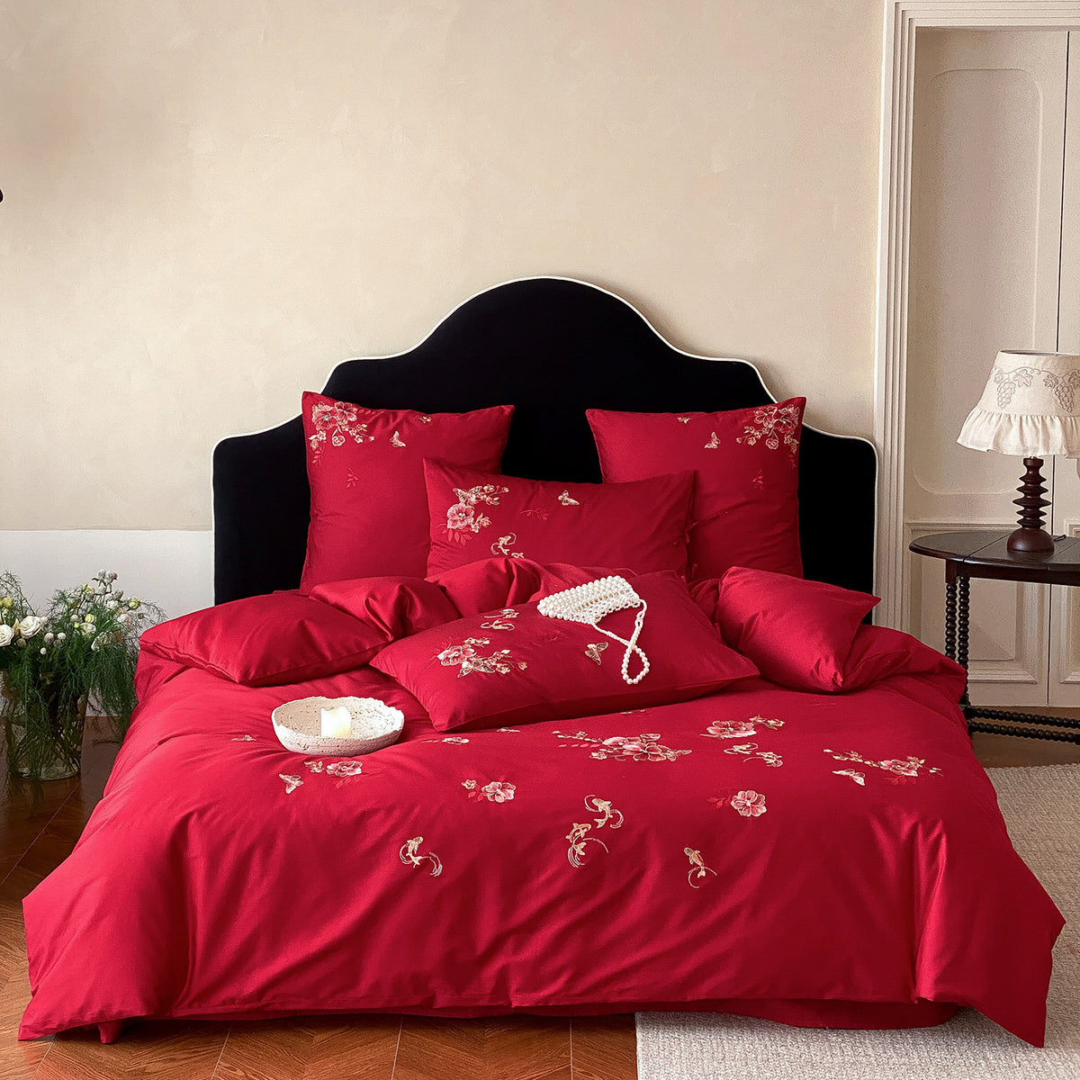Luxuriöse Baumwollsatin-Bettwäschegarnitur mit floraler Stickerei und Hotelverschluss