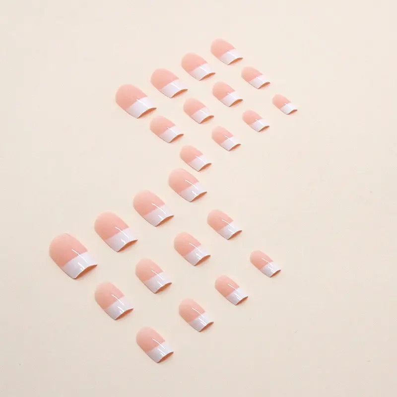 Kunstnagelset mit elegantem French Design und glänzendem Finish Brehn