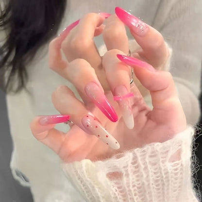 Künstlerische Gradient-Nagelerweiterungen mit dekorativen Akzenten