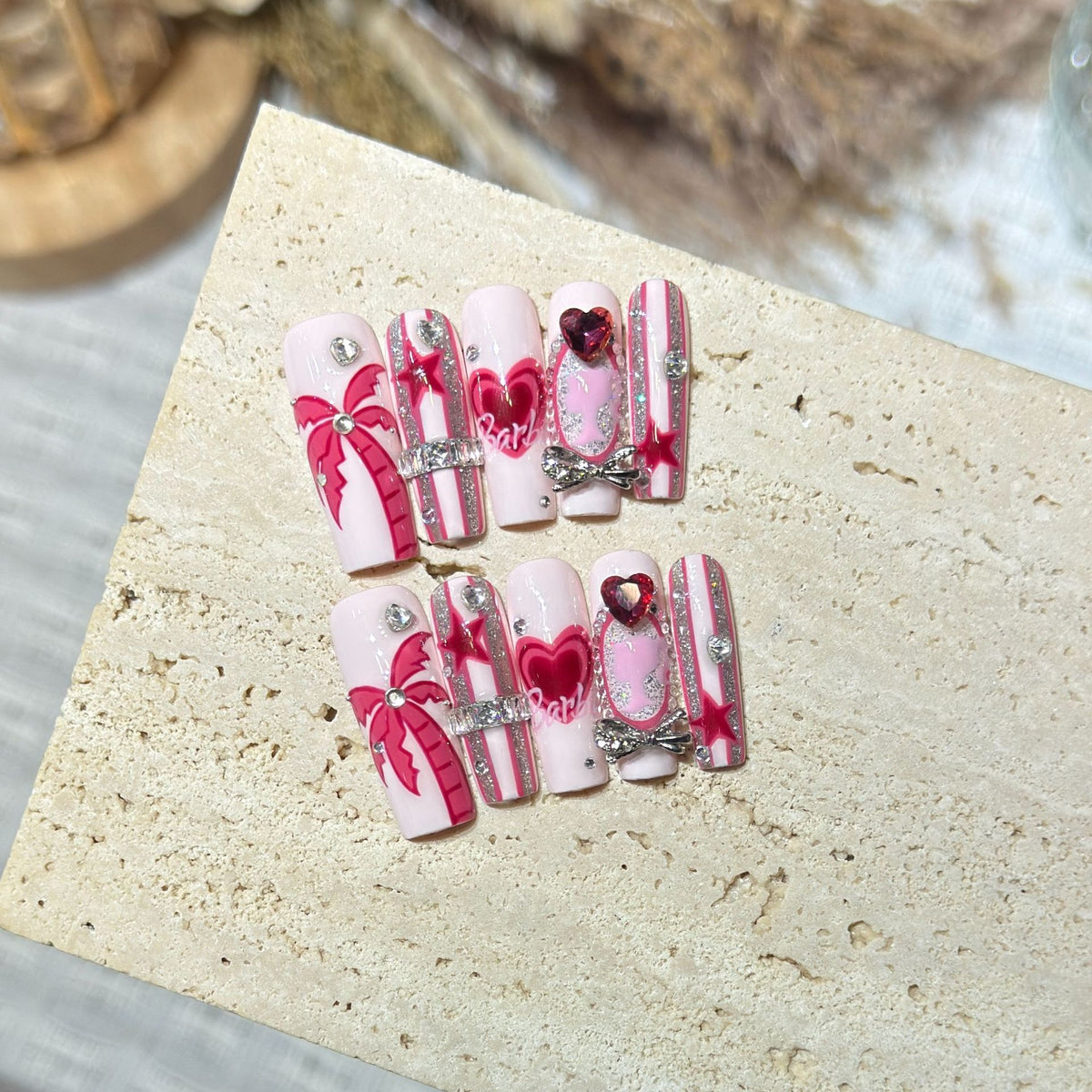 Künstlerisches Press-On Nail Set mit verspielten Herz- und Palmendesigns Brehn