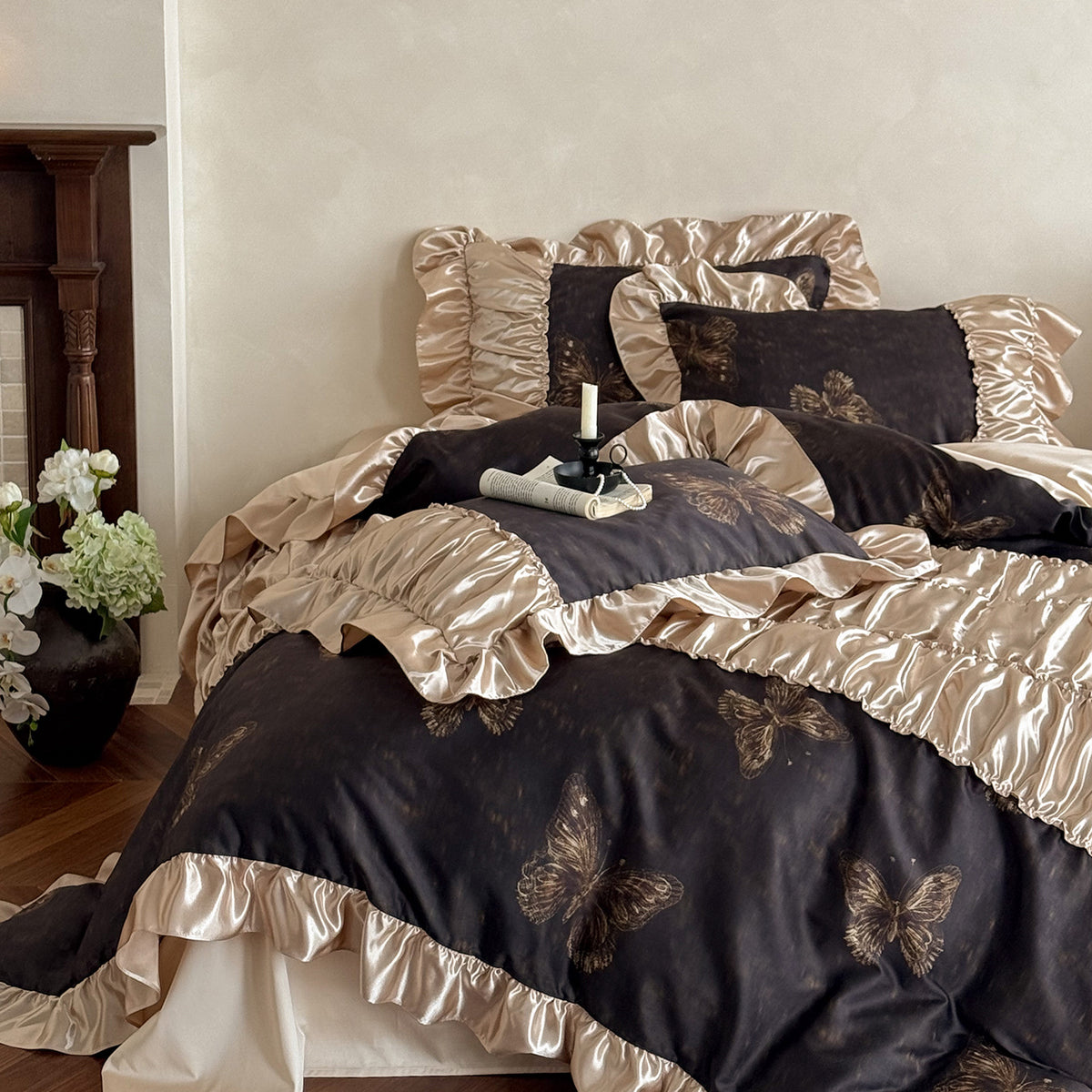 Luxuriöses Satin-Bettwäscheset mit üppigen Rüschen und Schmetterlingsdruck