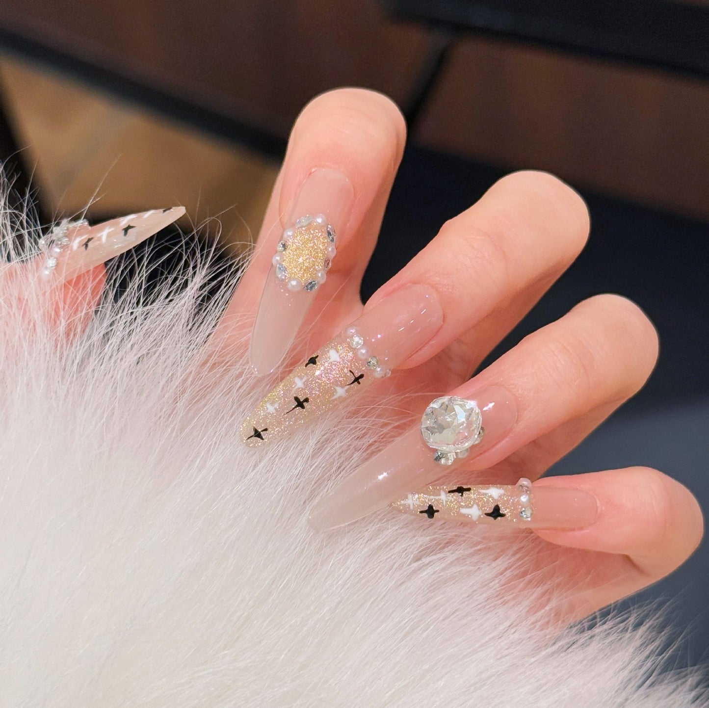 Künstlerische Stiletto Press-On Nagelkunst mit schimmernden Akzenten Brehn