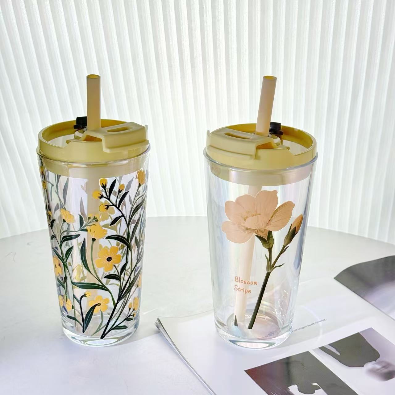 Damen Trinkbecher mit praktischer Silikonschutzhülle und dekorativen Blumenmotiven Brehn