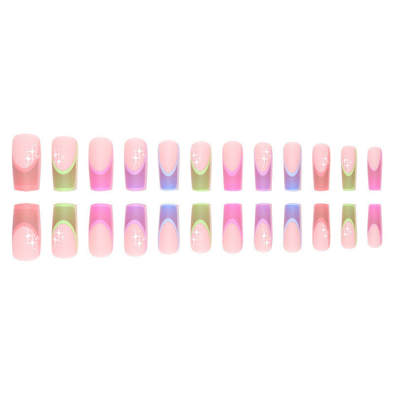 Kunstnagelset mit bunten geometrischen Designs und Glitzerakzenten Brehn