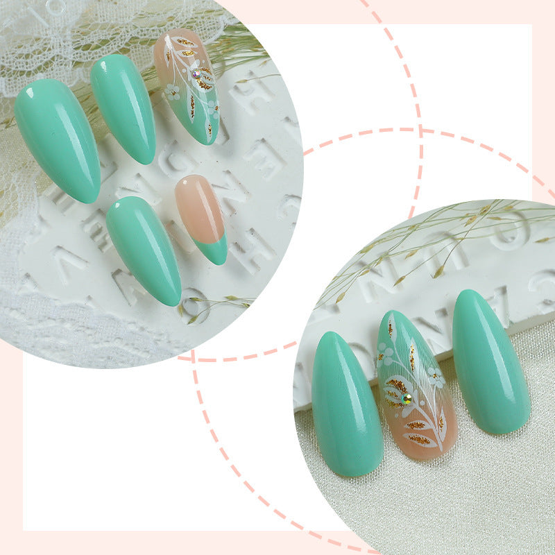Kunstnagelset mit floralen Verzierungen und eleganter Form Brehn