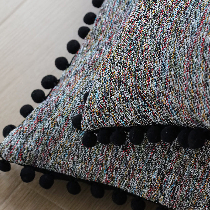 Quadratischer Kissenbezug mit Pompon-Borte und melierter Bouclé‑Struktur Brehn