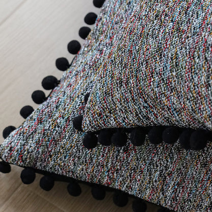 Quadratischer Kissenbezug mit Pompon-Borte und melierter Bouclé‑Struktur Brehn