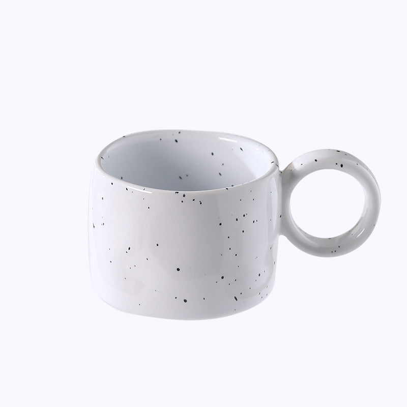 Keramik-Tasse mit herzförmigem Henkel und Sprenkel-Design
