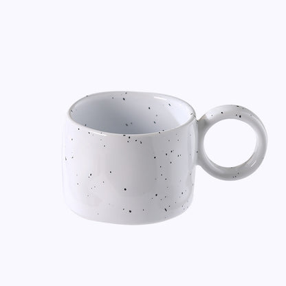 Keramik-Tasse mit herzförmigem Henkel und Sprenkel-Design