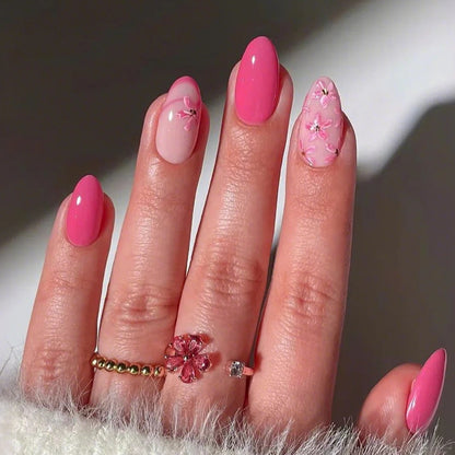 Kunstnagelset mit floralen Akzenten und eleganten Designs Brehn