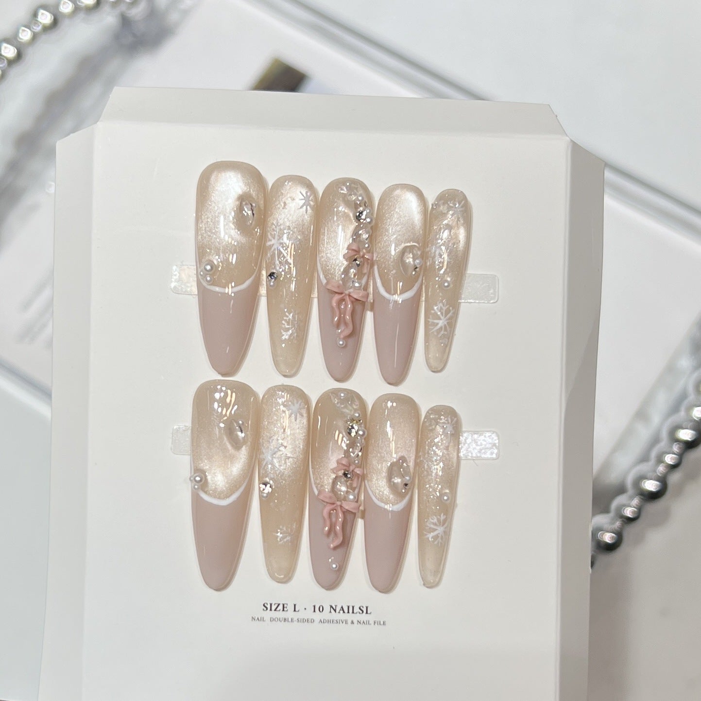 Dekoratives Stiletto Press-On Nagelset mit künstlerischen Akzenten Brehn