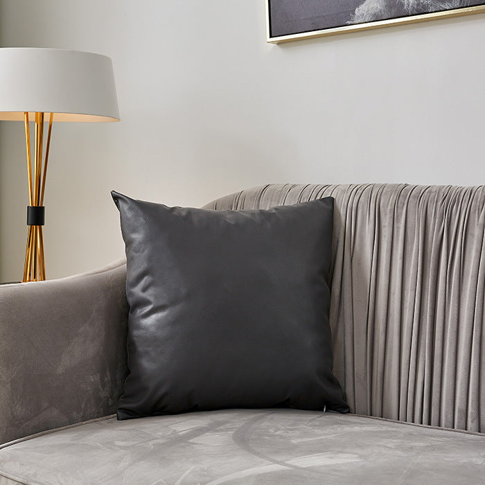 Quadratischer Premium-Kissenbezug aus veganem Nappaleder mit Soft‑Touch Oberfläche Brehn