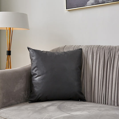 Quadratischer Premium-Kissenbezug aus veganem Nappaleder mit Soft‑Touch Oberfläche Brehn