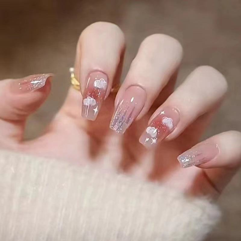 Kunstvolle Nagelkunst mit Wolken-Design Brehn