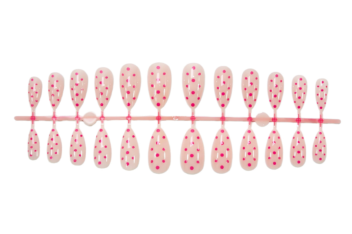 Kunstnagelset mit verspielten Punkten und elegantem Design Brehn