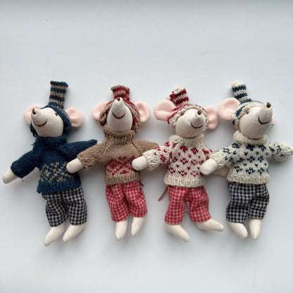 Handgefertigte Baumwoll-Plüschmaus Puppe mit gehäkeltem Kleid