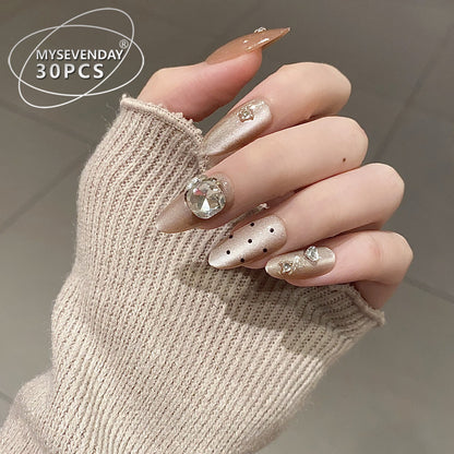 Elegantes Stiletto Press-On-Nagelset mit Kristallakzenten Brehn