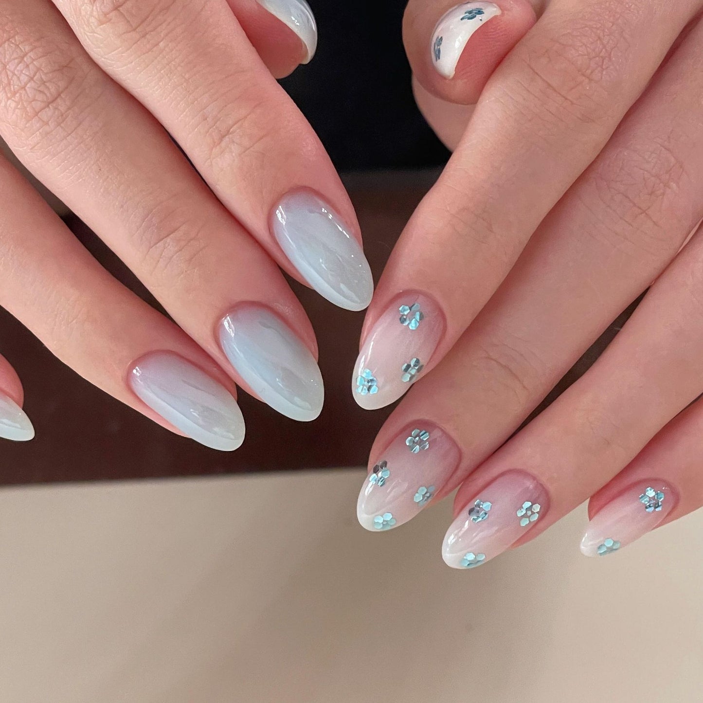 Kunstnägel mit Eleganten Blauen Akzenten Brehn