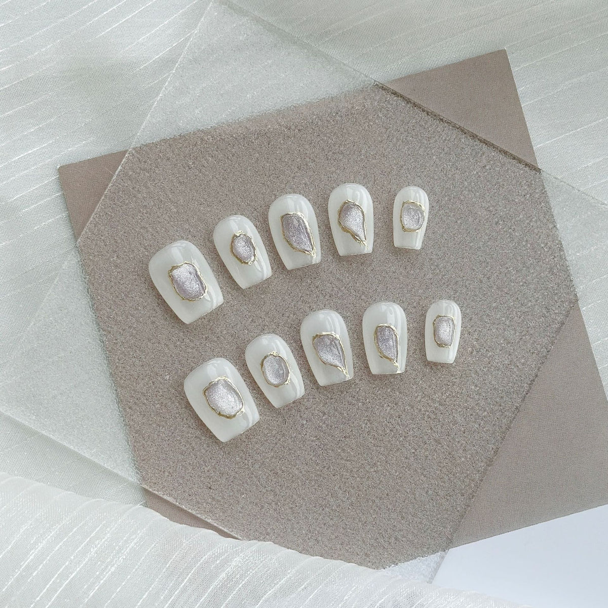 Künstlerisches Press-On Nagelkunstset mit Herz- und himmlischen Designs