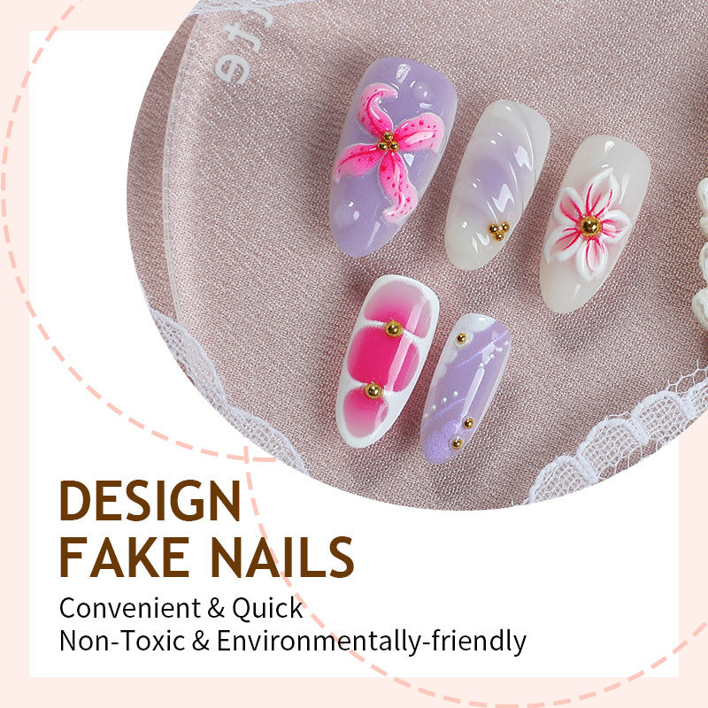 Kunstnagelset mit floralen Verzierungen und zartem Glitzer Brehn