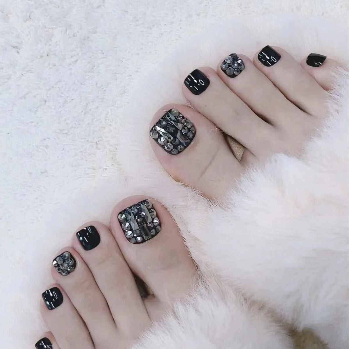 Kunstvolle Fußnägel mit Glitzerakzenten Brehn