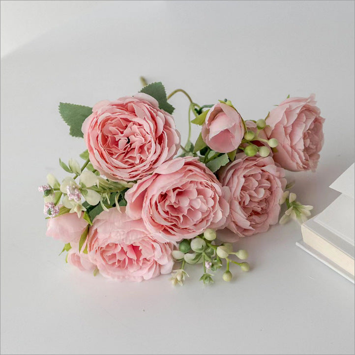 Künstliche Blumenanordnung