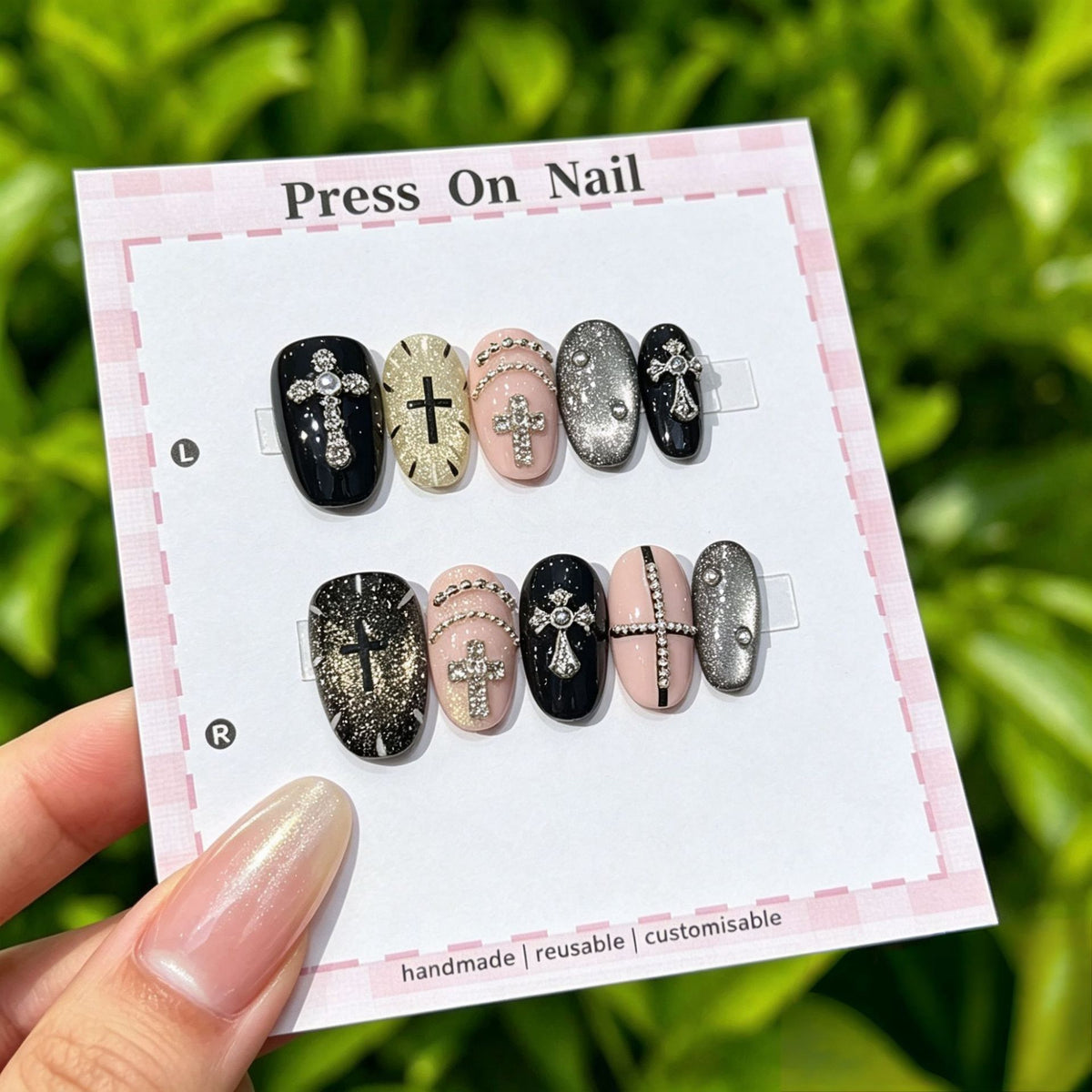Dekoratives Press-On Nagelkunst-Set mit Kreuz- und Edelsteinakzenten