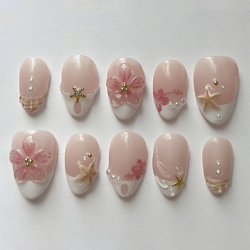 Kunstvolles Nagelset mit floralen Akzenten Brehn