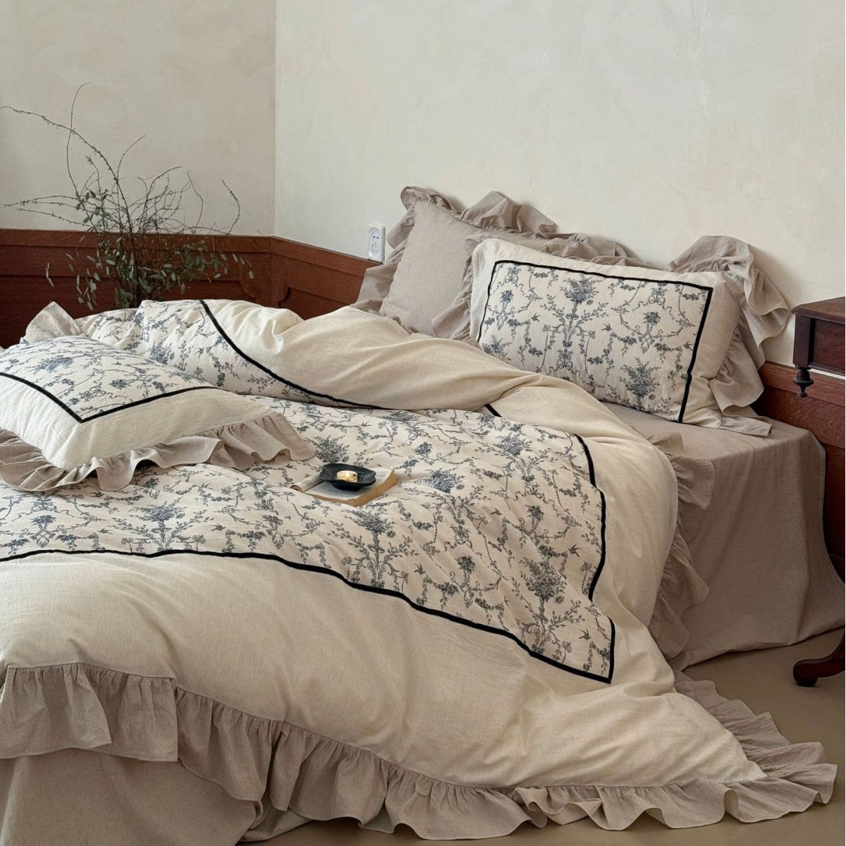 Romantische Leinenoptik-Bettwäschegarnitur mit Volant, gesteppter Mittelplatte und feinem Blumenjacquard