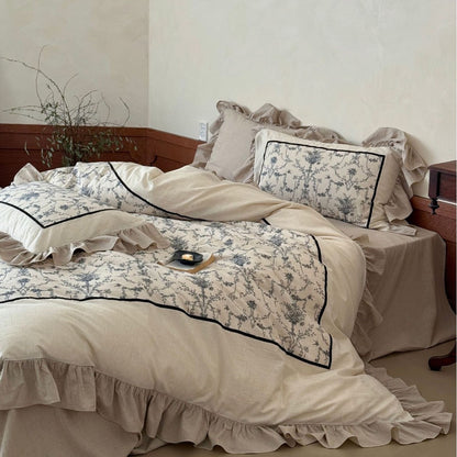 Romantische Leinenoptik-Bettwäschegarnitur mit Volant, gesteppter Mittelplatte und feinem Blumenjacquard