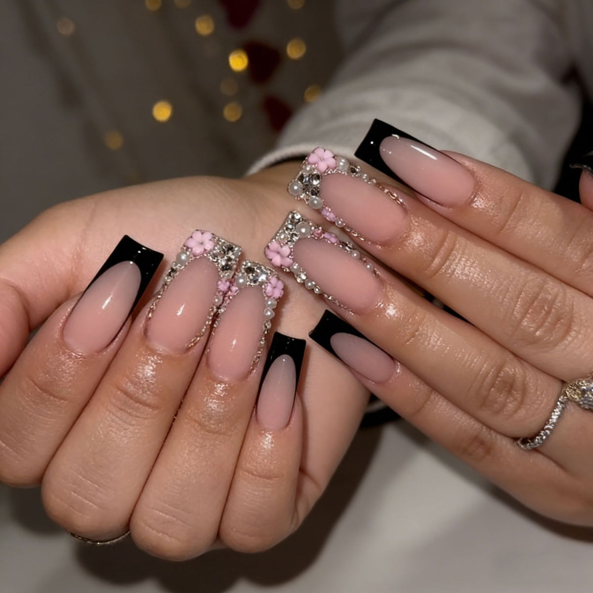 Elegante Stiletto Press-On Nagelkunst mit Strass-Akzenten Brehn