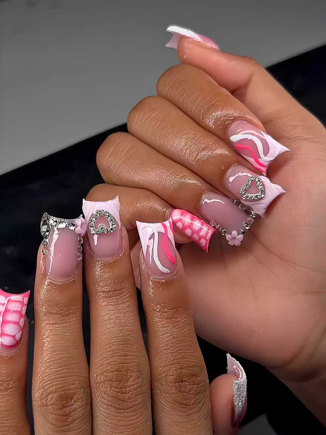 Künstlerische Herz-verzierte Nagelerweiterungen Brehn