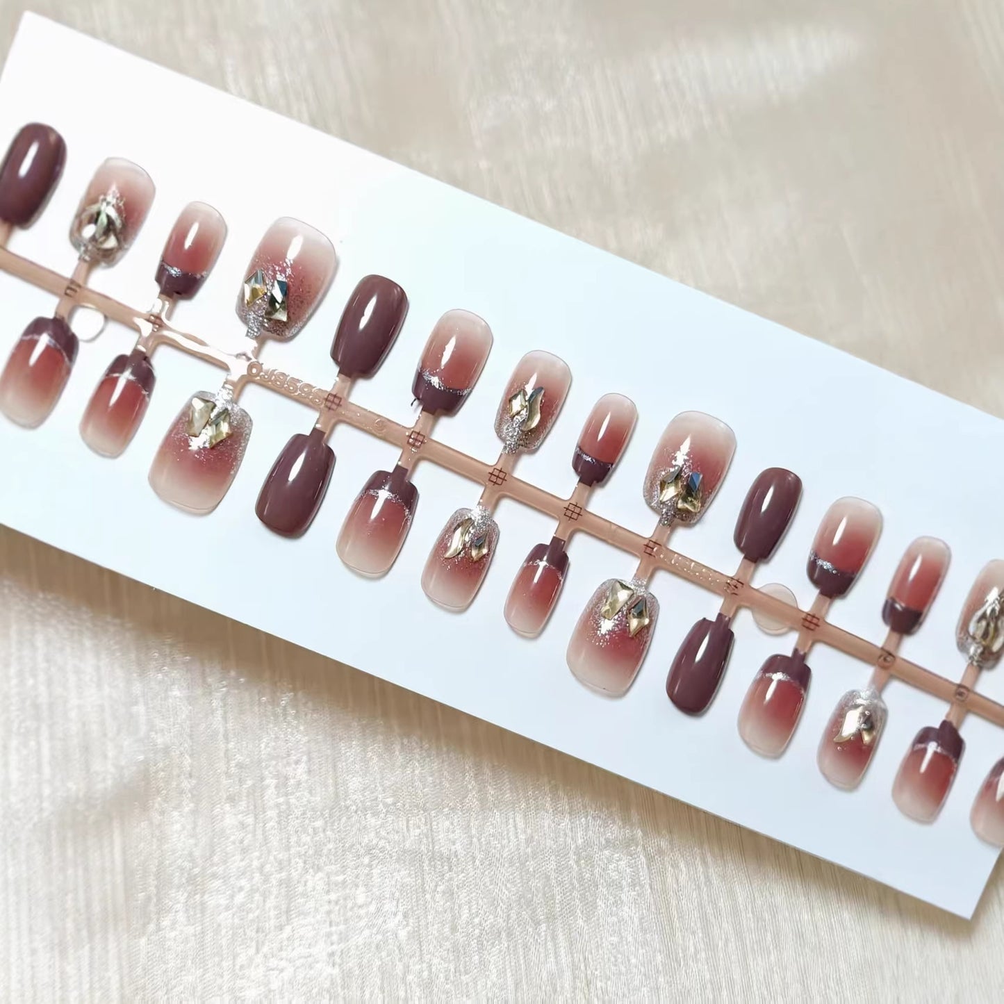 Elegante Kunstnagel-Set mit Goldakzenten Brehn