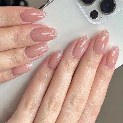 Kunstvolle Nagellack-Applikationen mit elegantem Glitzer-Finish Brehn