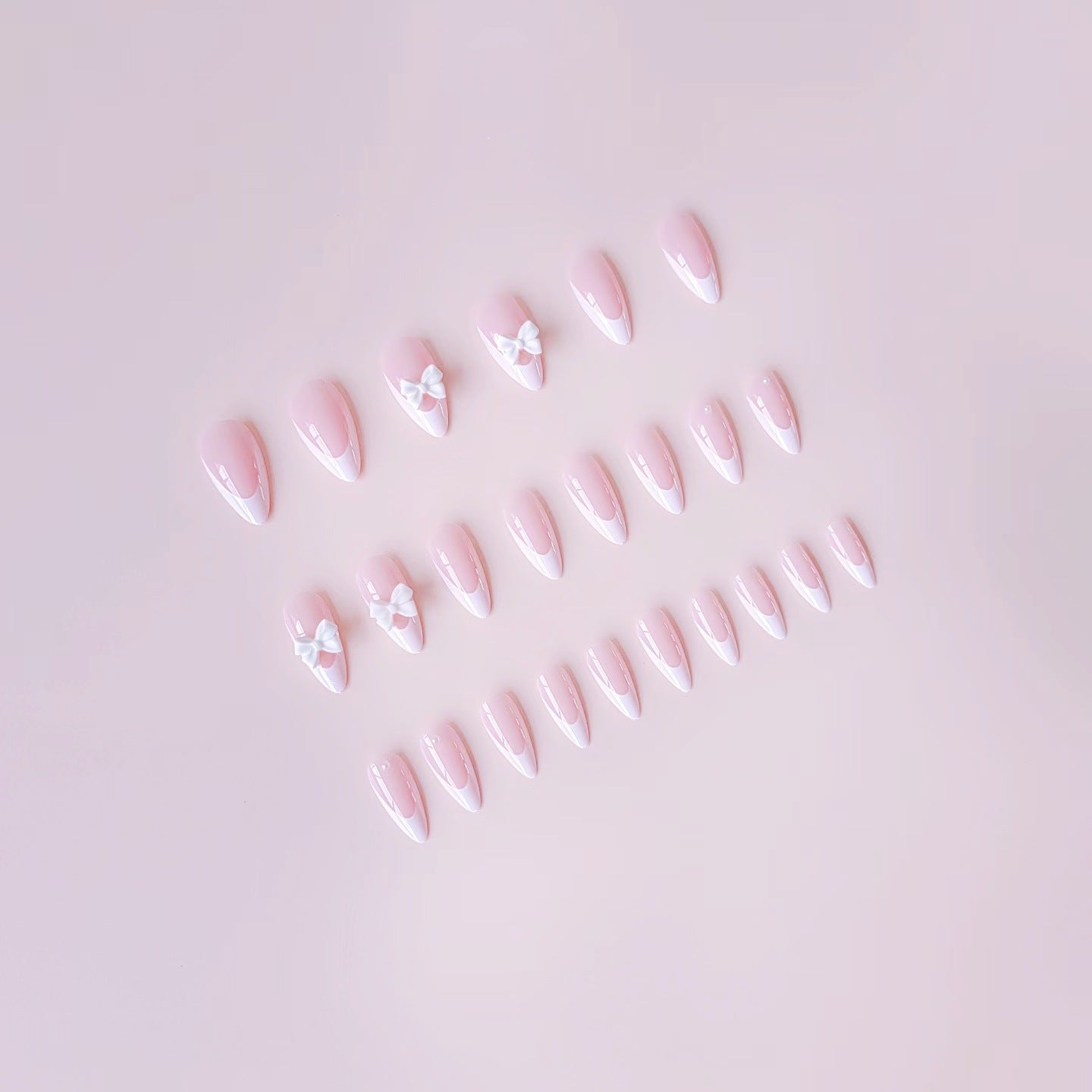 Kunstnagelset mit eleganten 3D-Blüten und glitzernden Akzenten Brehn