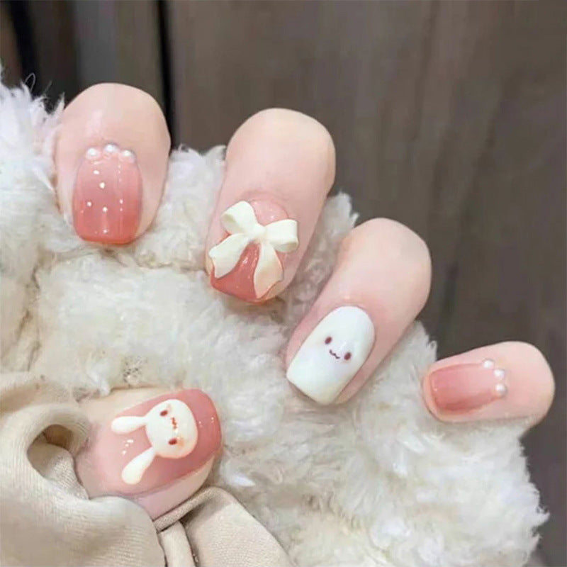Glamouröse Kunstfingernägel mit Herz-Design und Glitzernden Akzenten Brehn