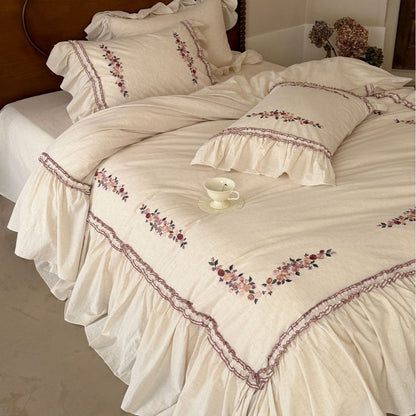 Romantisches Bettwäsche-Set mit Rüschen und floraler Stickerei in Leinenoptik
