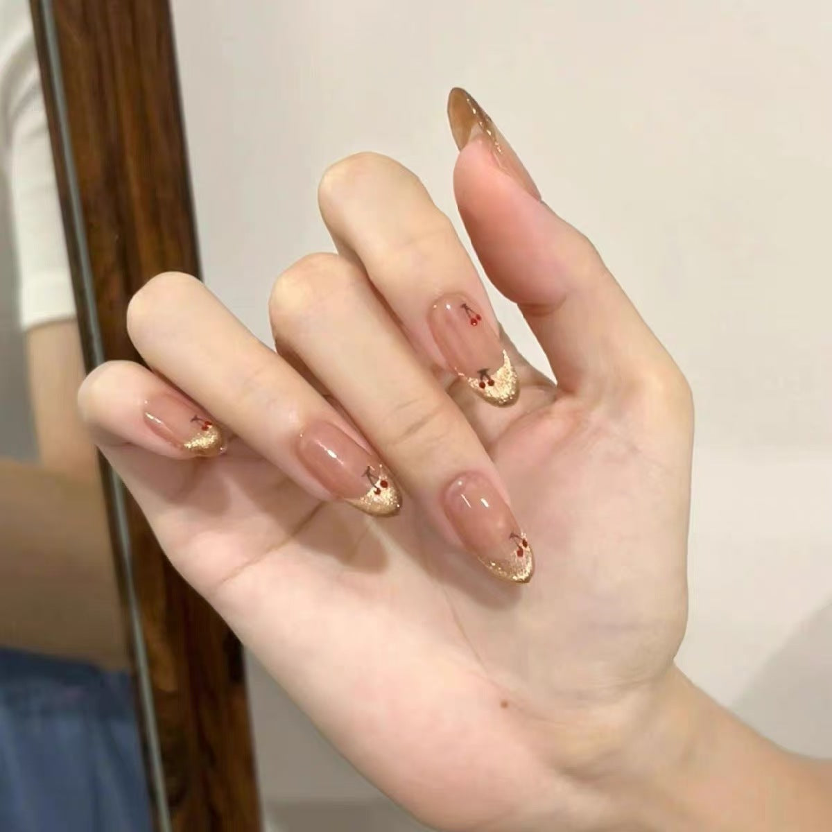 Dekorativer Press-On Nagelset mit verspielten Bogen Designs Brehn