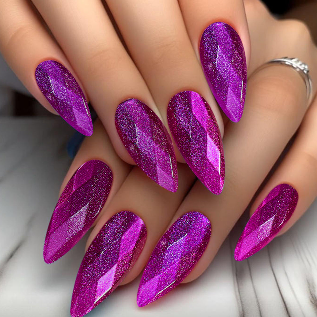 Funkelnde diamantförmige Stiletto-Nagelkunstverlängerungen Brehn