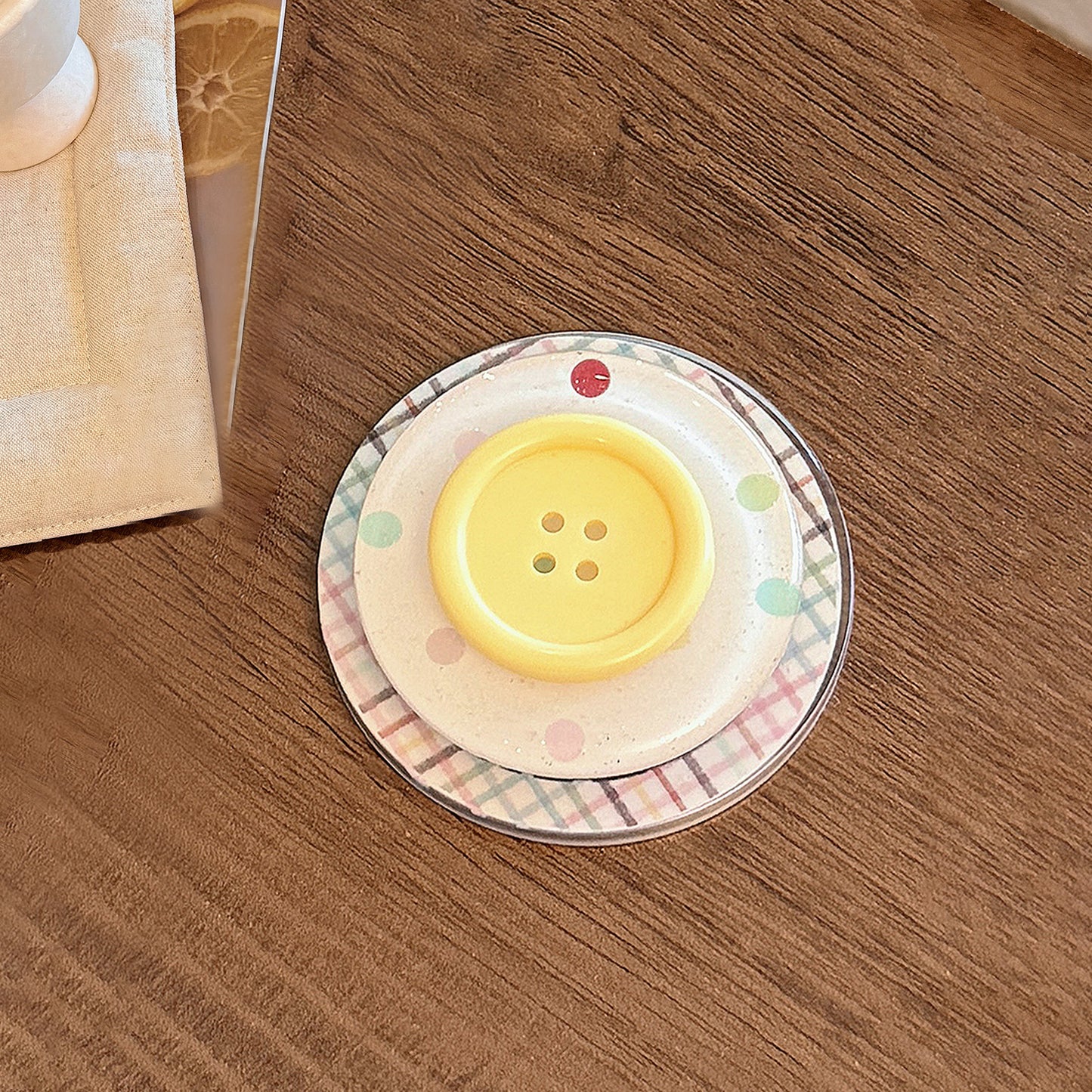 Dekorativer Untersetzer im Button-Design Brehn