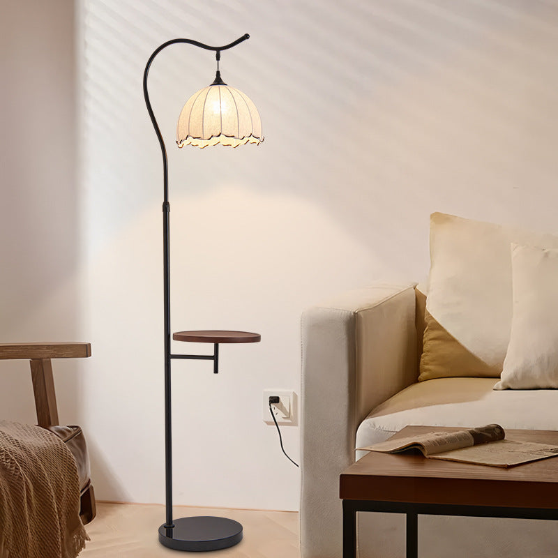 Moderne stilvolle Stehlampe mit Beistelltisch