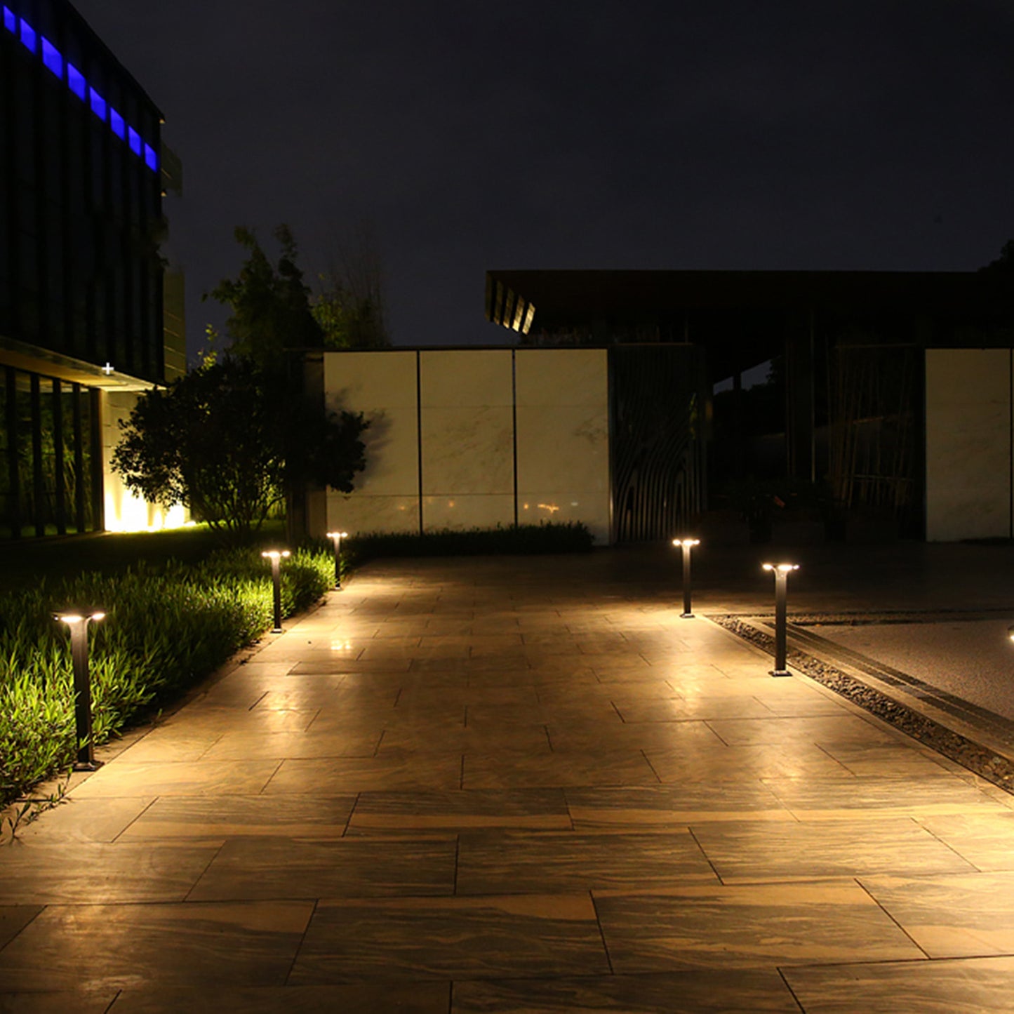 Solarbetriebene flache LED-Wege-Bollard-Leuchte mit doppelten Downlights und Ankerbasis Brehn