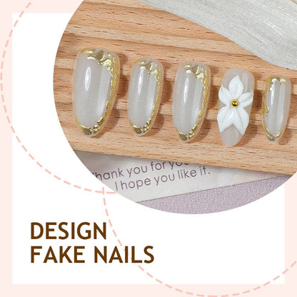 Elegantes Kunstnagelset mit Goldakzenten und Blütenmuster Brehn