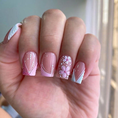 Kunstvolle Nagelkunst mit floralen Verzierungen Brehn
