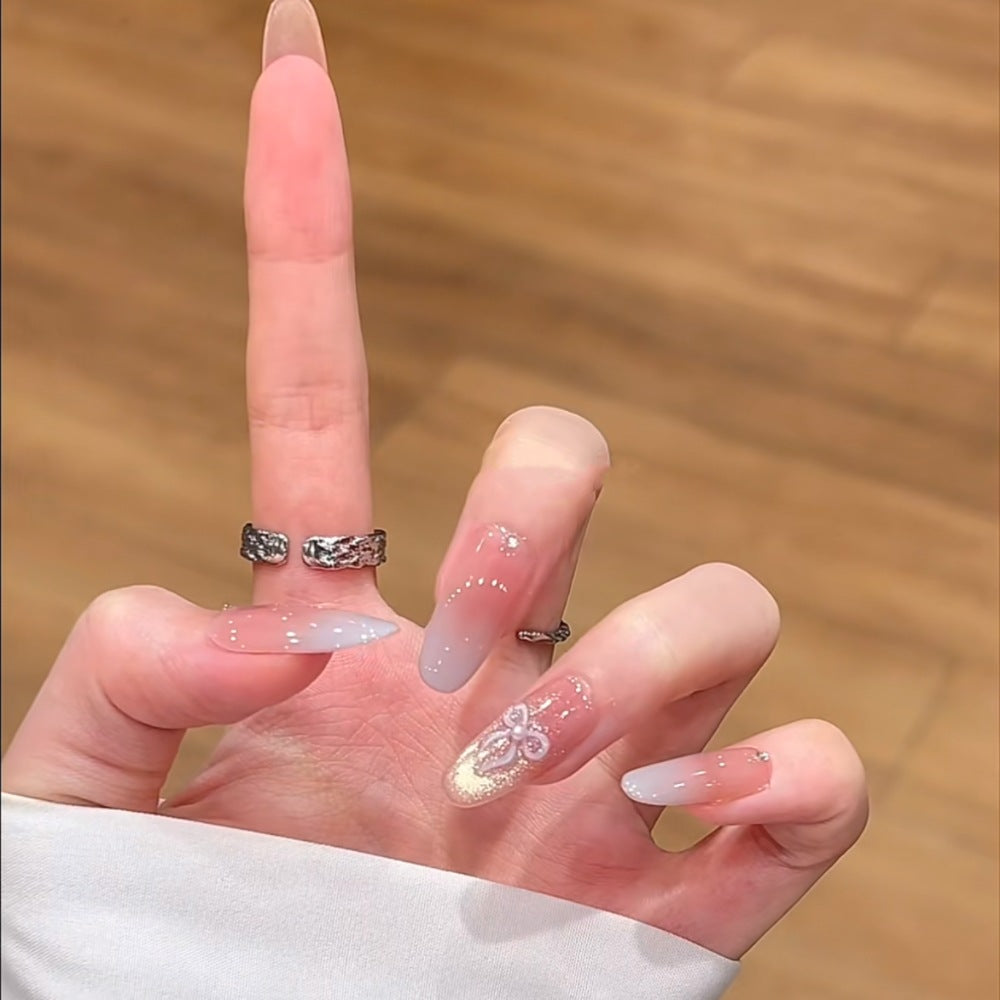 Künstlerisches Press-On-Nagelset mit floralen und glänzenden Akzenten Brehn