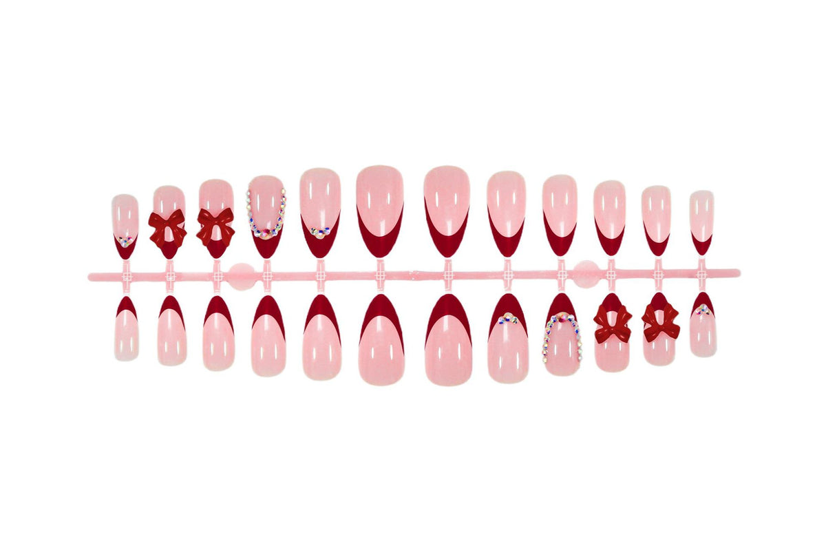 Kunstnagelset mit stylischen Akzenten und dekorativen Details Brehn